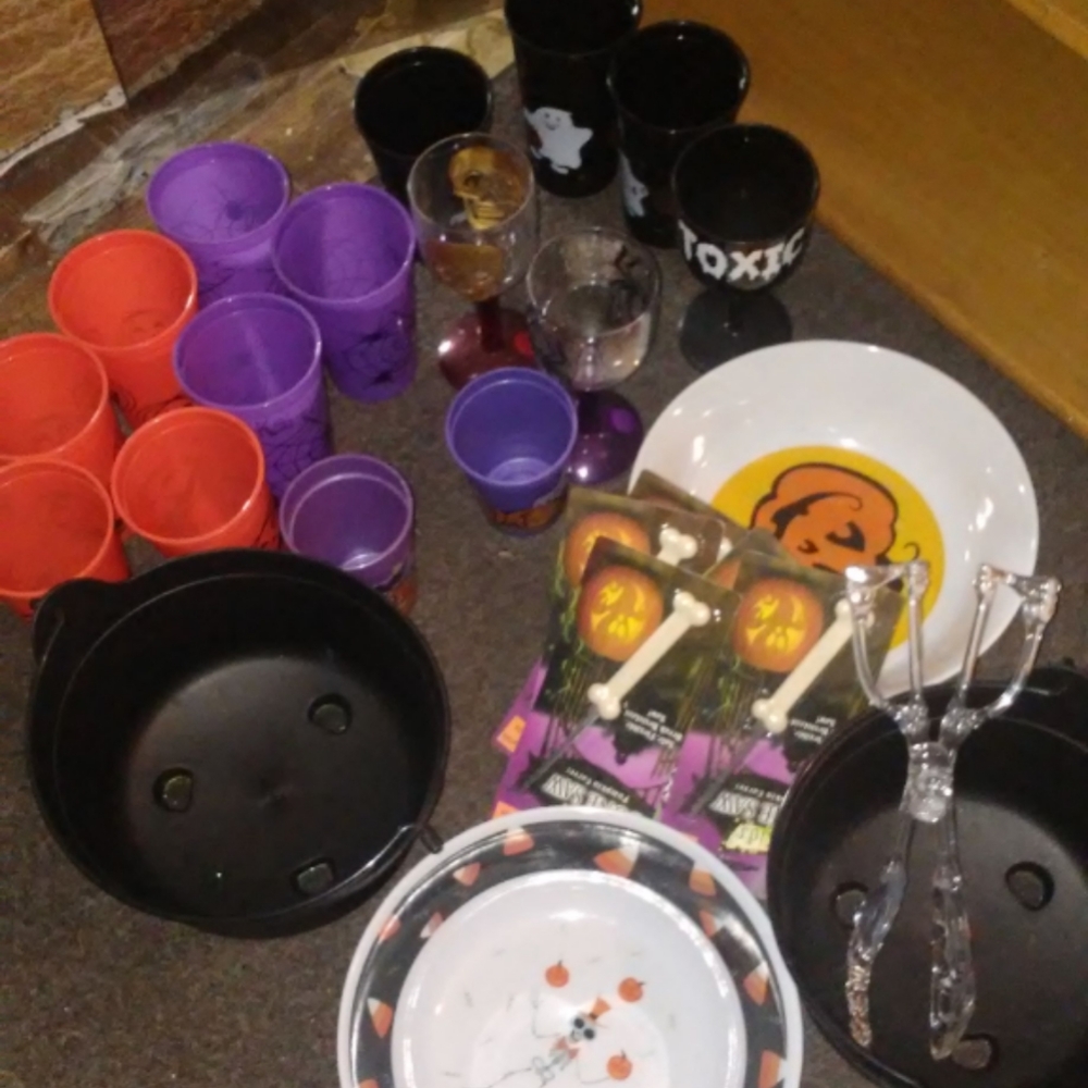 BUNDLE OF HALLOWEEN ITEMS.